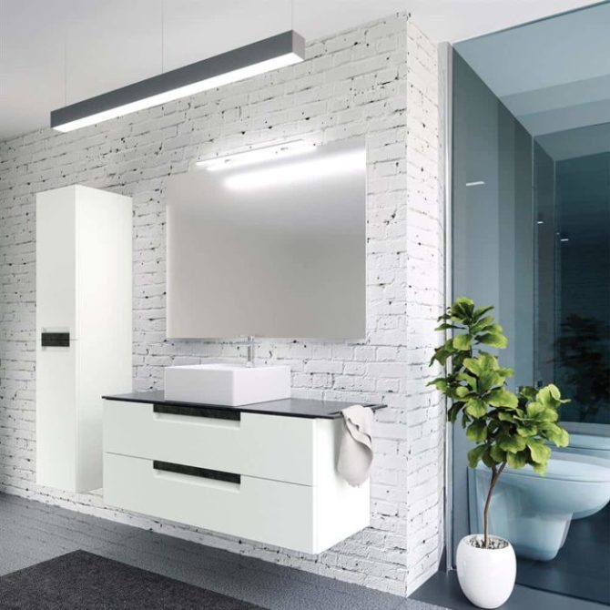 Nytt baderom med hvitt interiør